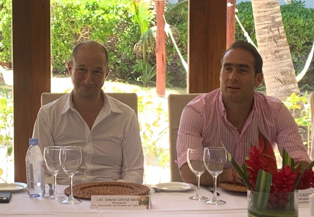 David Ortiz Mena presidente de la Asociación de Hoteles de Tulum, reunido con Diego Castañón Trejo, presidente municipal de Tulum
