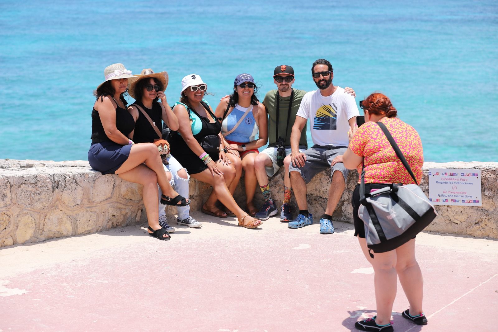 Vacacionistas disfrutan de las bellas playas de Isla Mujeres
