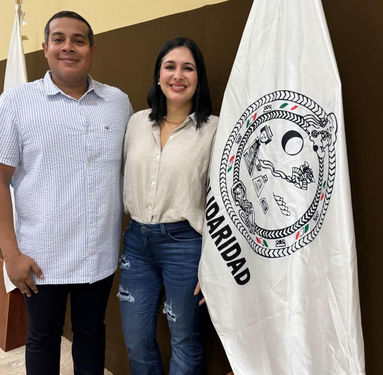 Estefania Mercado, presidente municipal electa, con Erick Paolo Martínez Acosta