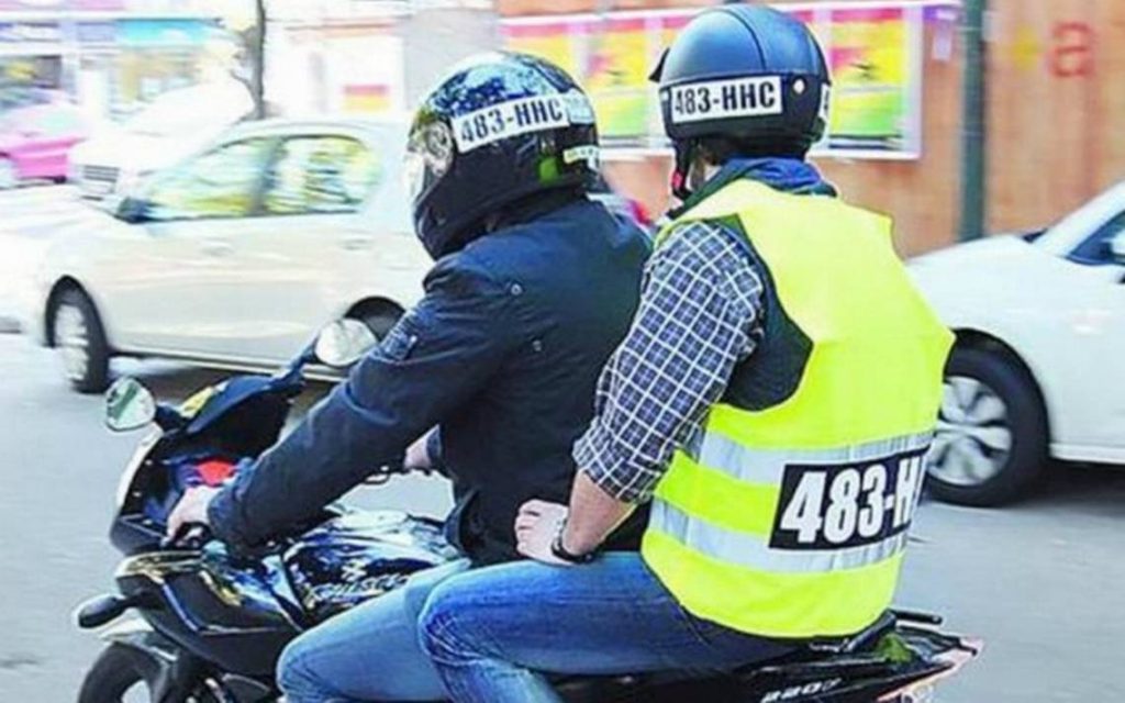 El uso obligado de un chlaleco con matrícula, por parte de motociclistas, abona a la seguridad, asegura David Ortiz Mena.