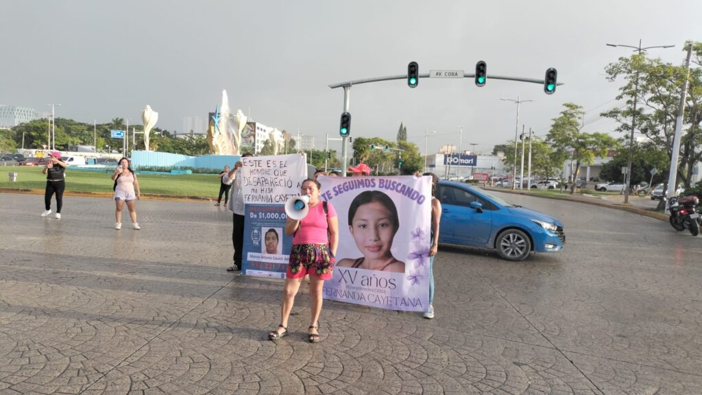 Deysi Blanco, madre de Fernanda Cayetano, protesta en Cancún
