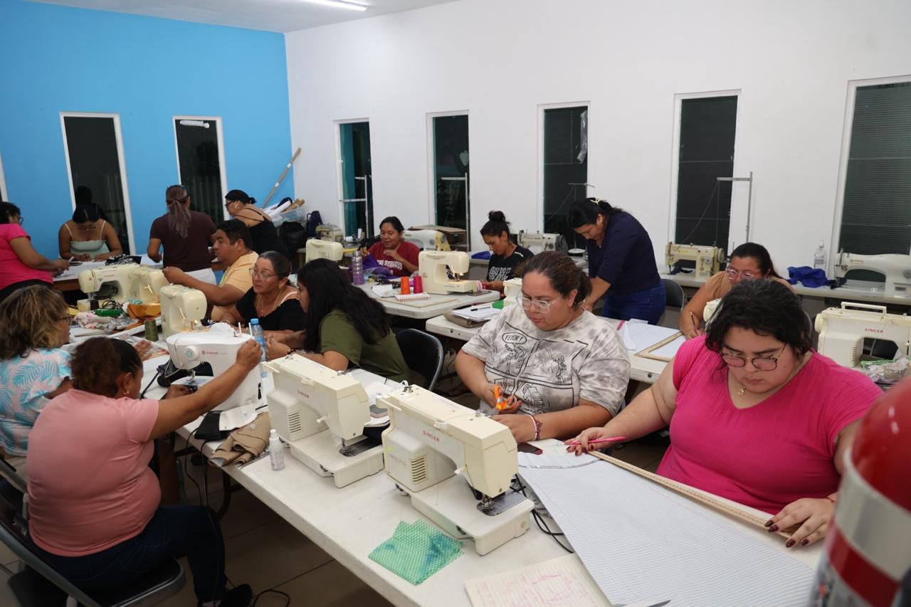 Atenea Gómez Ricalde impulsa capacitación de las isleñas