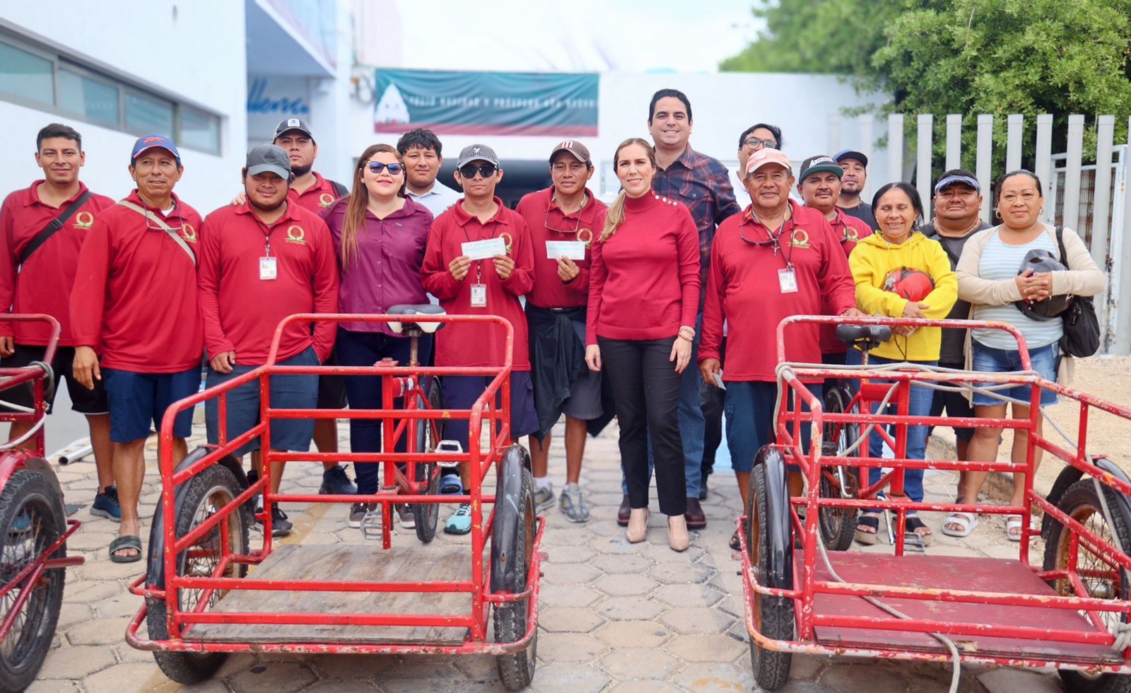 maleteros reciben pavo navideño