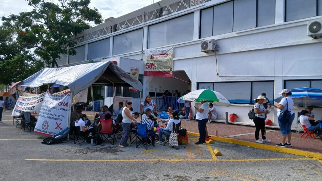 Planton maestros palacio municipal de Playa del Carmen